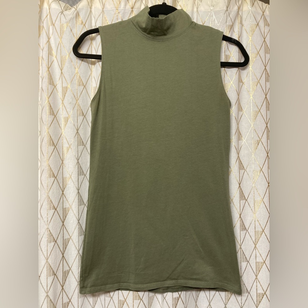 Duluth Trading Co No-Yank Mock Neck Tank